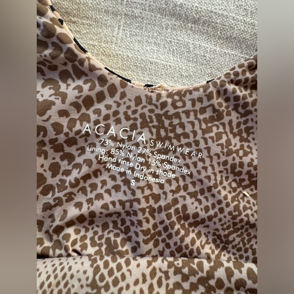 Acacia one piece - Picture 3 of 5